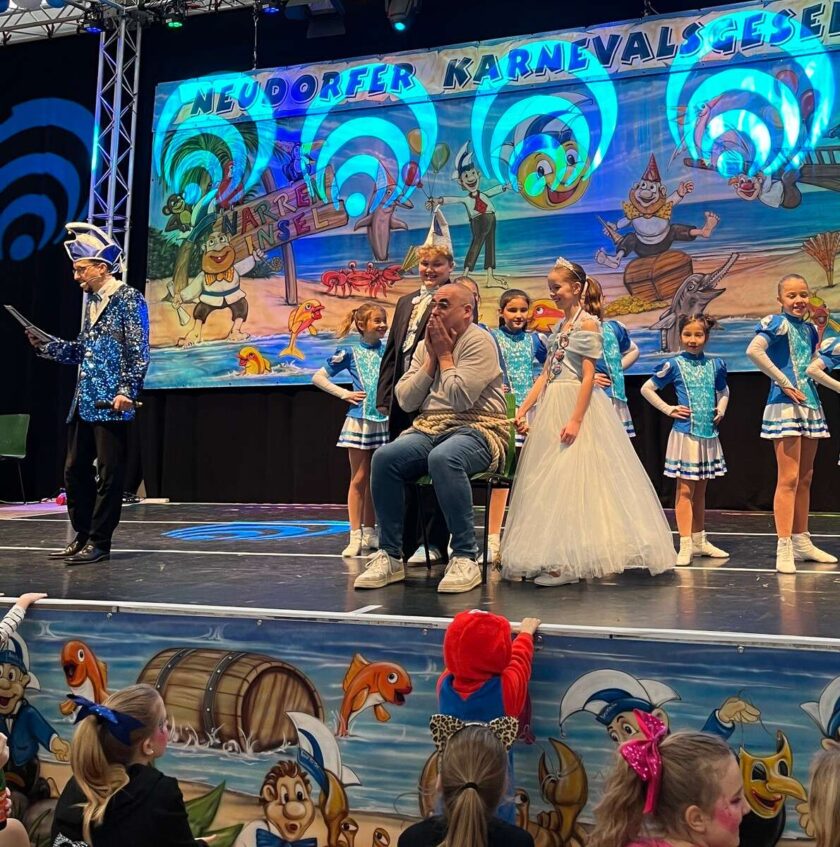 BM Eheim als Gefangener auf der Bühne.