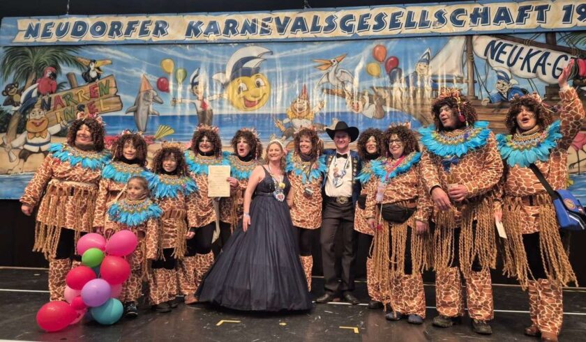 Der 1. Platz der Fußgruppen: Die Königstruppe mit dem Prinzenpaar. Die Kostüme ähneln königlichen Giraffen