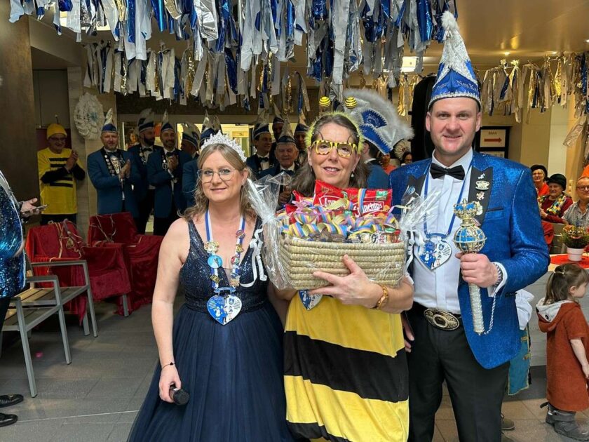 Prinzessin Diana I., Manuela Liefländer als Vertretung der Heimleitung, Prinz Stefan I. (v.l.n.r.)